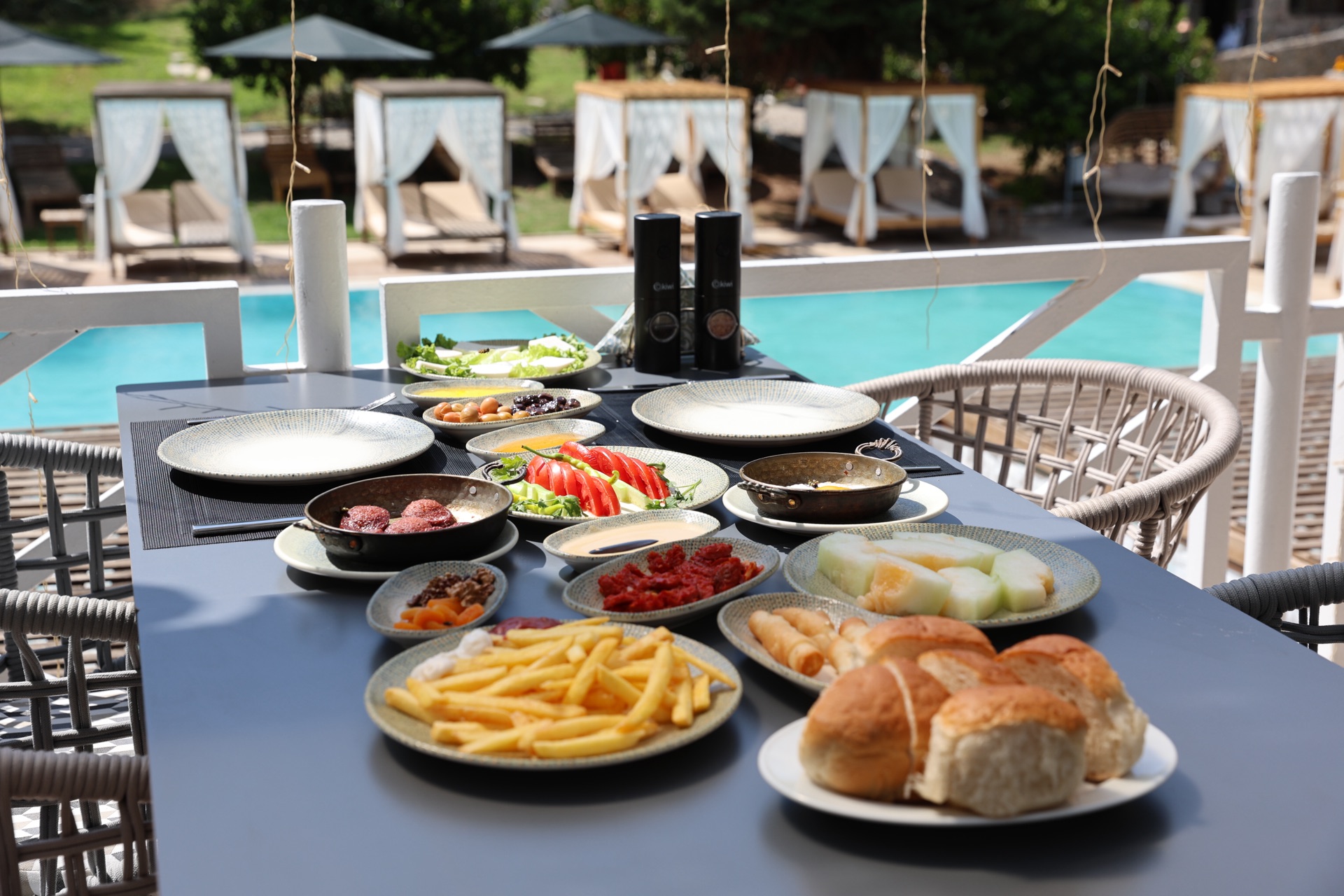 Havuz kenarı kahvaltı