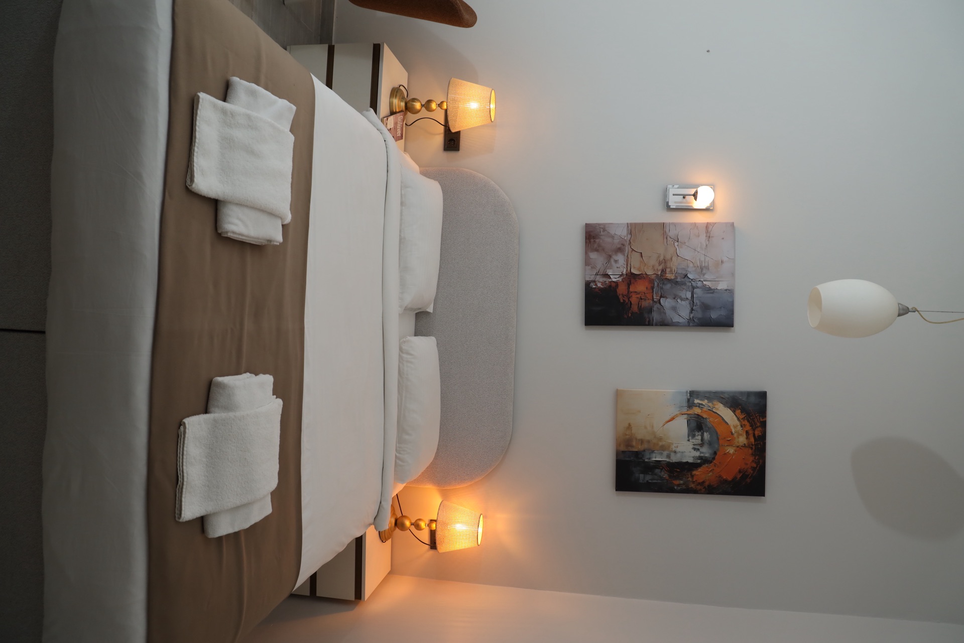 Suite oda — çift kişilik yatak tarafı